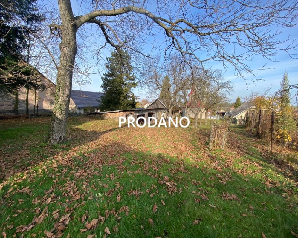 Velký pozemek 2489 m2, Benkovice.
